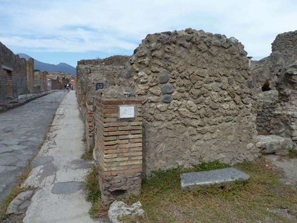 VIII.4.42 Pompeii. September 2015. North side of entrance doorway.