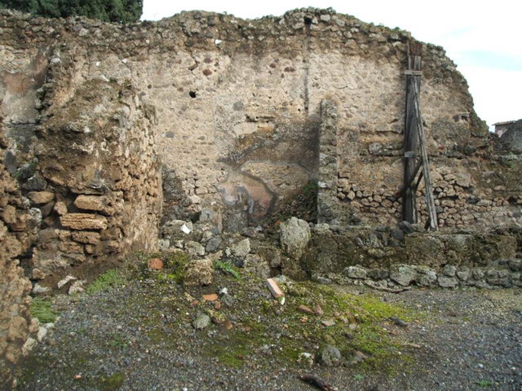 VIII.4.42 Pompeii.  Stable.   December 2004.  Looking east.