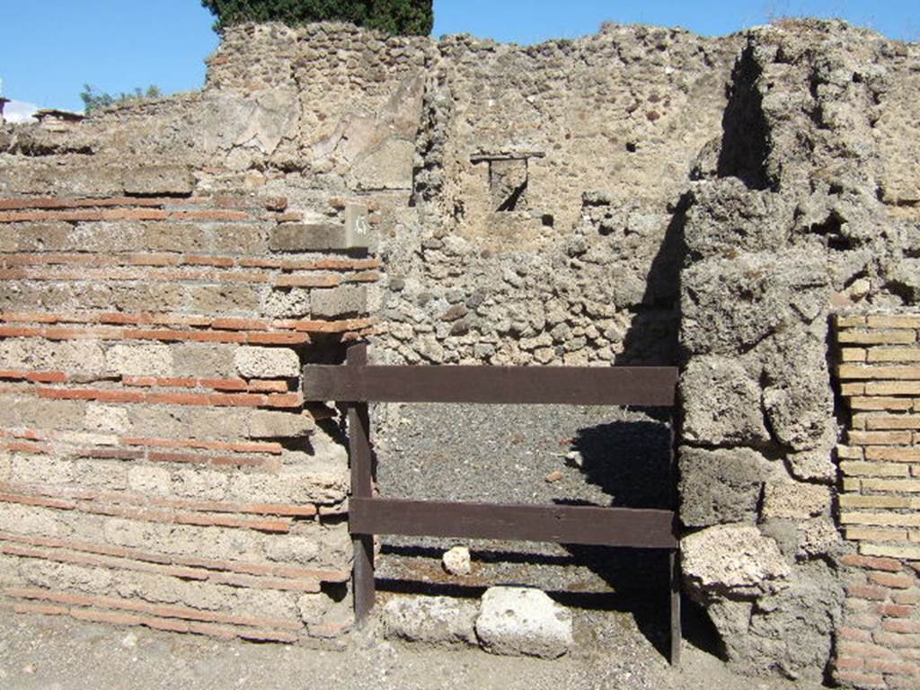 VIII.4.43 Pompeii.  Shop.  Entrance.  September 2005.