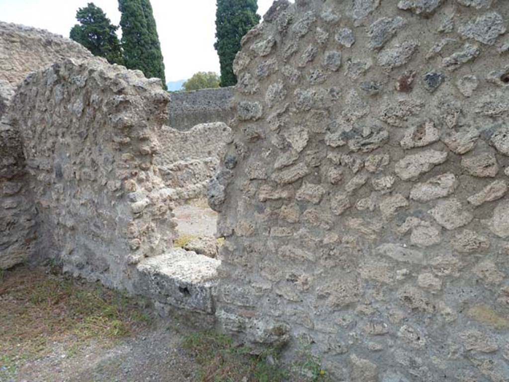 VIII.4.43 Pompeii. September 2015. South wall with doorway through to stable at VIII.4.42.  According to Fiorelli - VIII.4.43  Vi era di fianco una cella pel custos stabuli, che guardava in esso, e communicava con la bottega attigua.  (translation: At the side was a room for the custos stabuli, which communicated with the adjoining shop.
See Pappalardo, U., 2001. La Descrizione di Pompei per Giuseppe Fiorelli (1875). Napoli: Massa Editore. (p.130).
