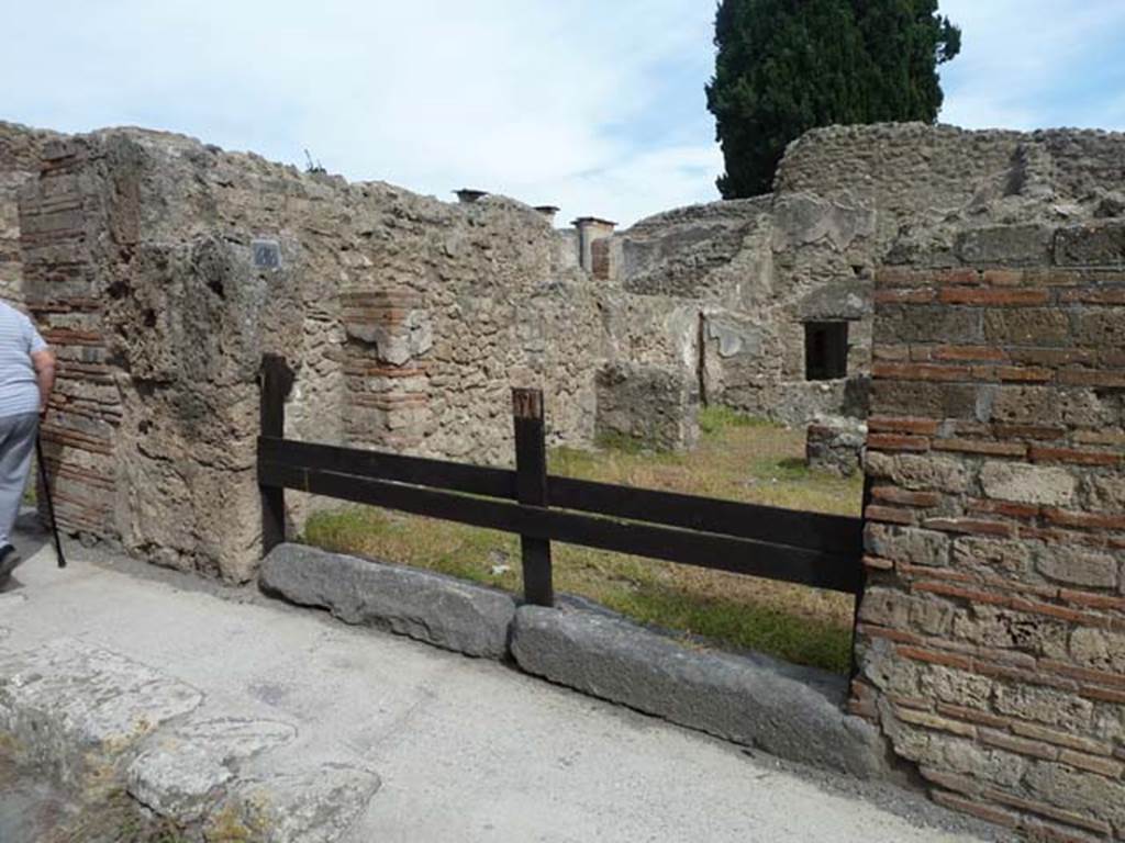 VIII.4.44 Pompeii. September 2015. Entrance doorway to shop.