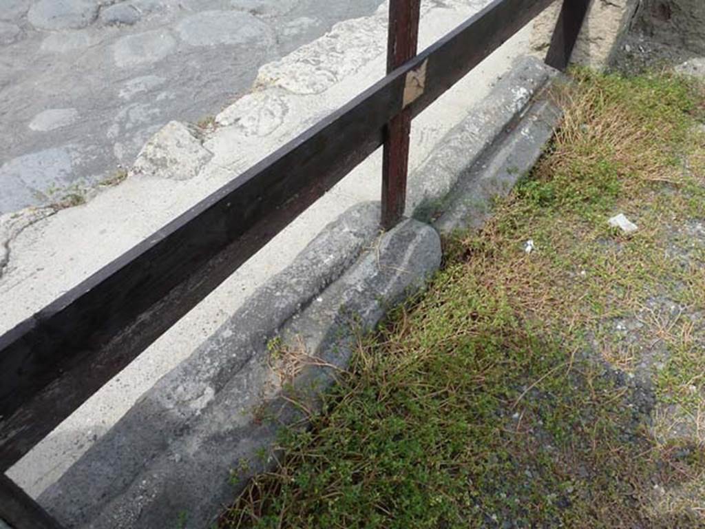 VIII.4.44 Pompeii. September 2015. Threshold of entrance doorway.