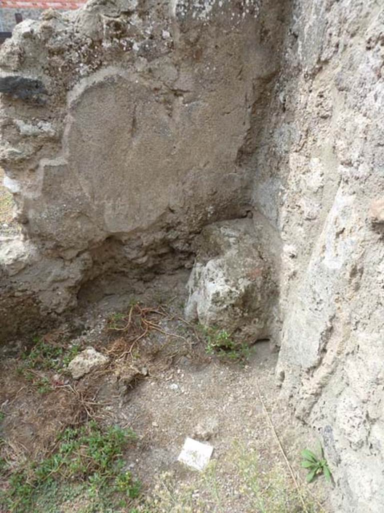 VIII.4.44 Pompeii. September 2015. North-west corner of room behind triclinium.