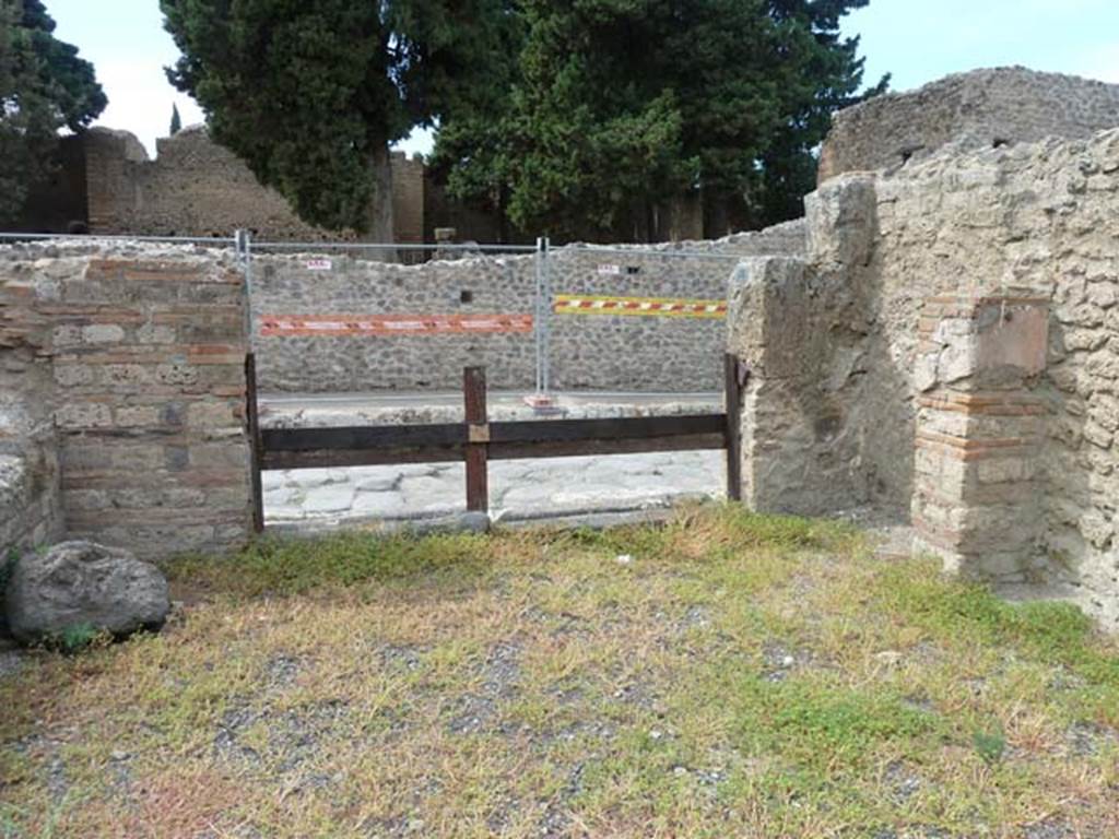 VIII.4.44 Pompeii. September 2015. Looking west across shop-room.

