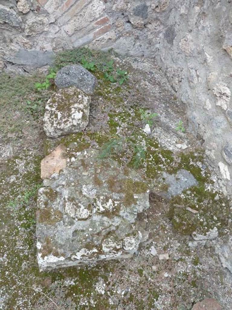 VIII.4.45 Pompeii. September 2015. Hearth/bench in kitchen area.