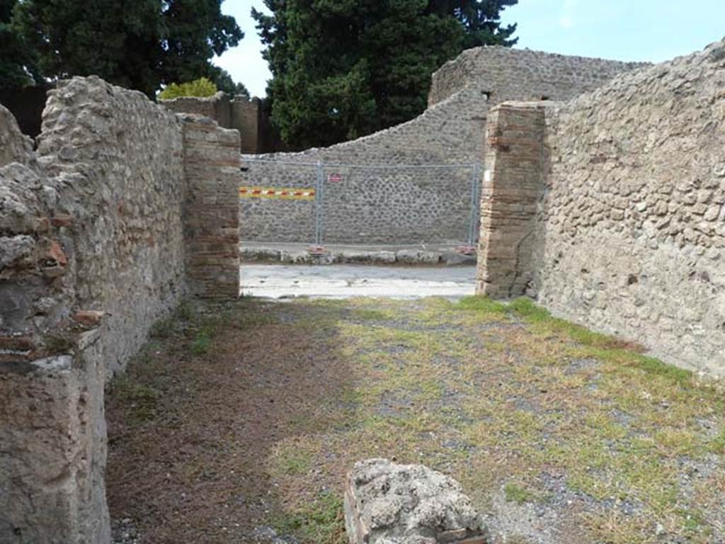 VIII.4.45 Pompeii. September 2015. Looking west across shop-room.