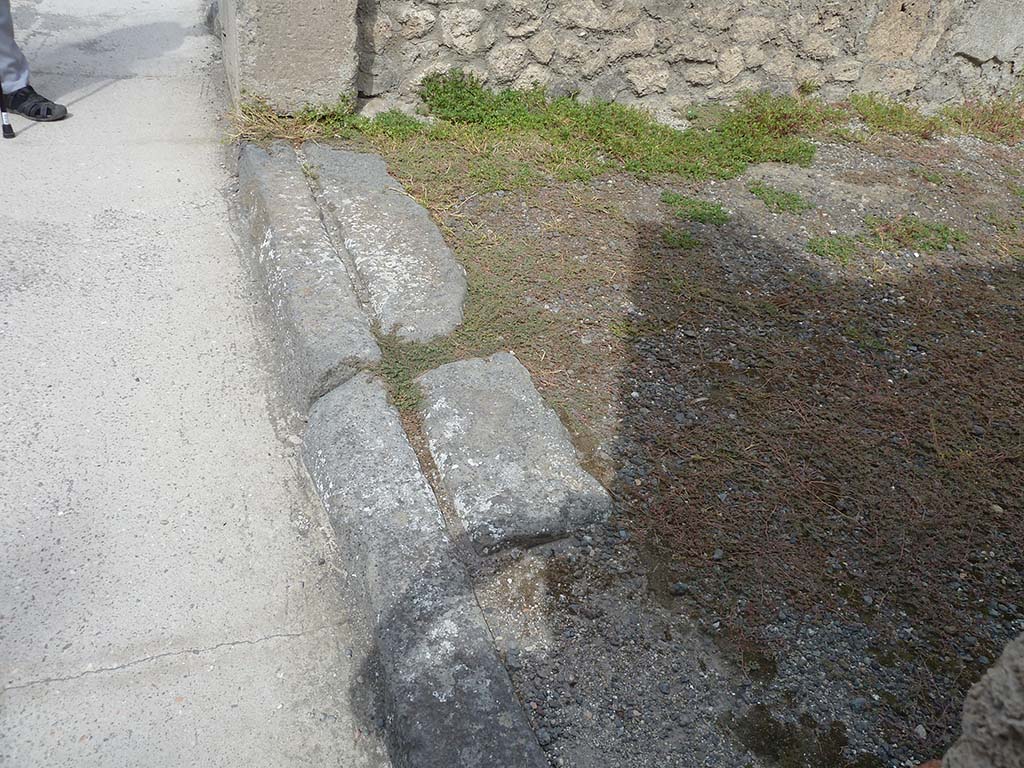 VIII.4.46 Pompeii. September 2015. Threshold of entrance doorway, looking north.