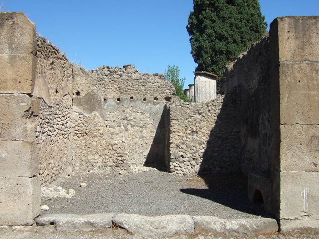 VIII.4.47 Pompeii. September 2005. Entrance, looking east. On the left of the picture the remains of the base of the stairs to upper floor can be seen.
Under the stairs would have been the latrine. The doorway to the rear room can be seen in the east wall.
