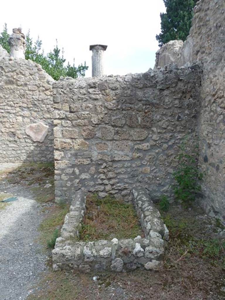 VIII.4.48 Pompeii. September 2015. Looking east to restored tub/basin.