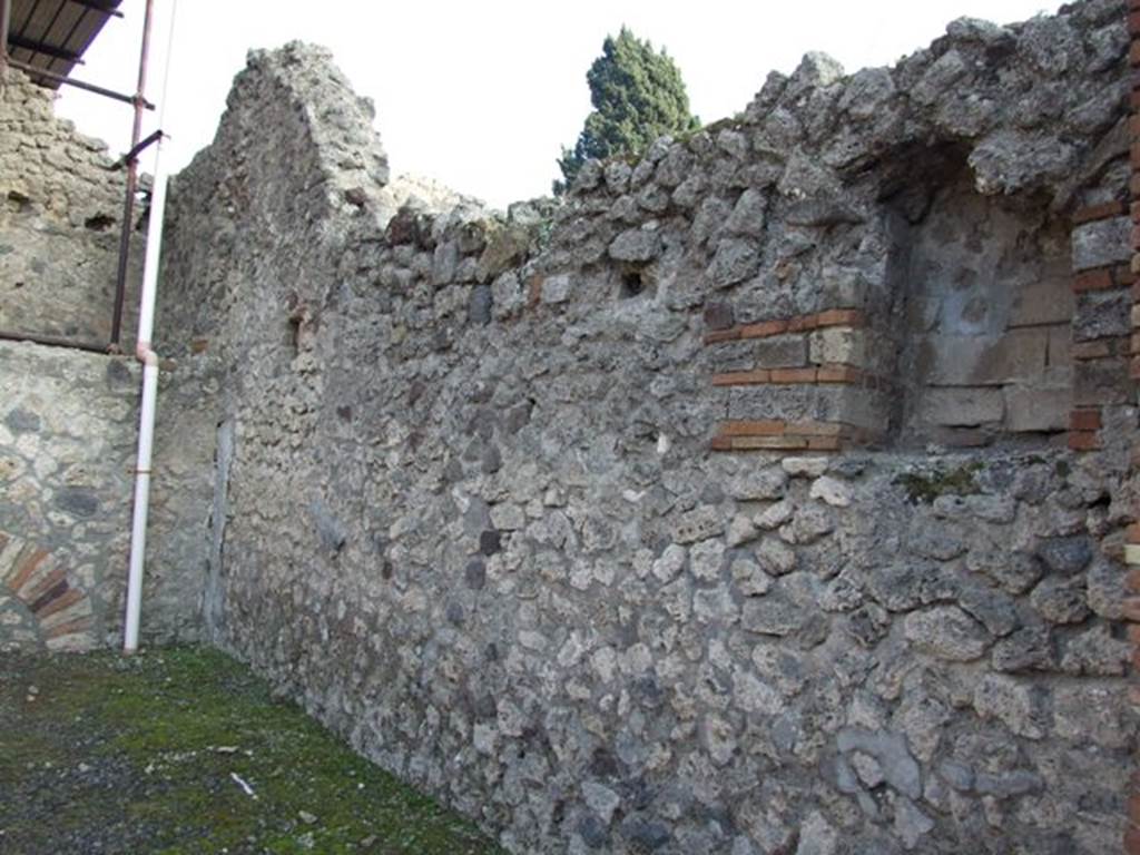 VIII.4.51 Pompeii. December 2007. South wall with niche.