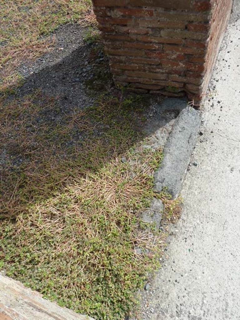 VIII.4.52 Pompeii. September 2015. Entrance doorway threshold.

