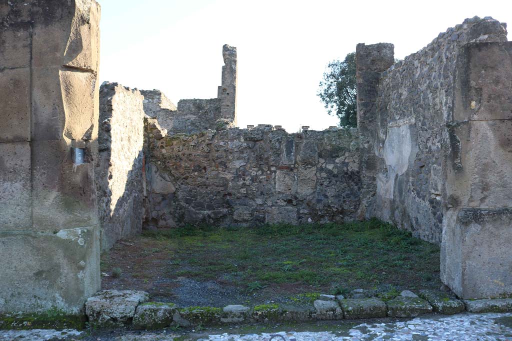 VIII.5.3 Pompeii. December 2018. Entrance doorway on south side of Via dellAbbondanza. Photo courtesy of Aude Durand.

