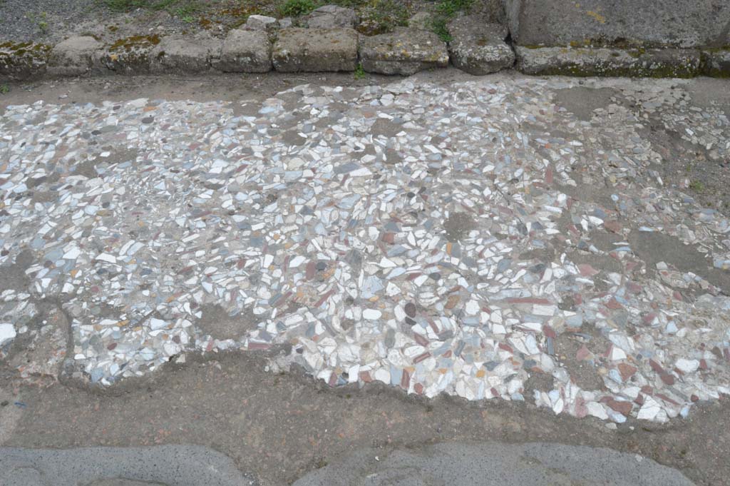 VIII.5.3 Pompeii. March 2019. Pavement outside entrance doorway on Via dellAbbondanza.
Foto Taylor Lauritsen, ERC Grant 681269 DCOR.
