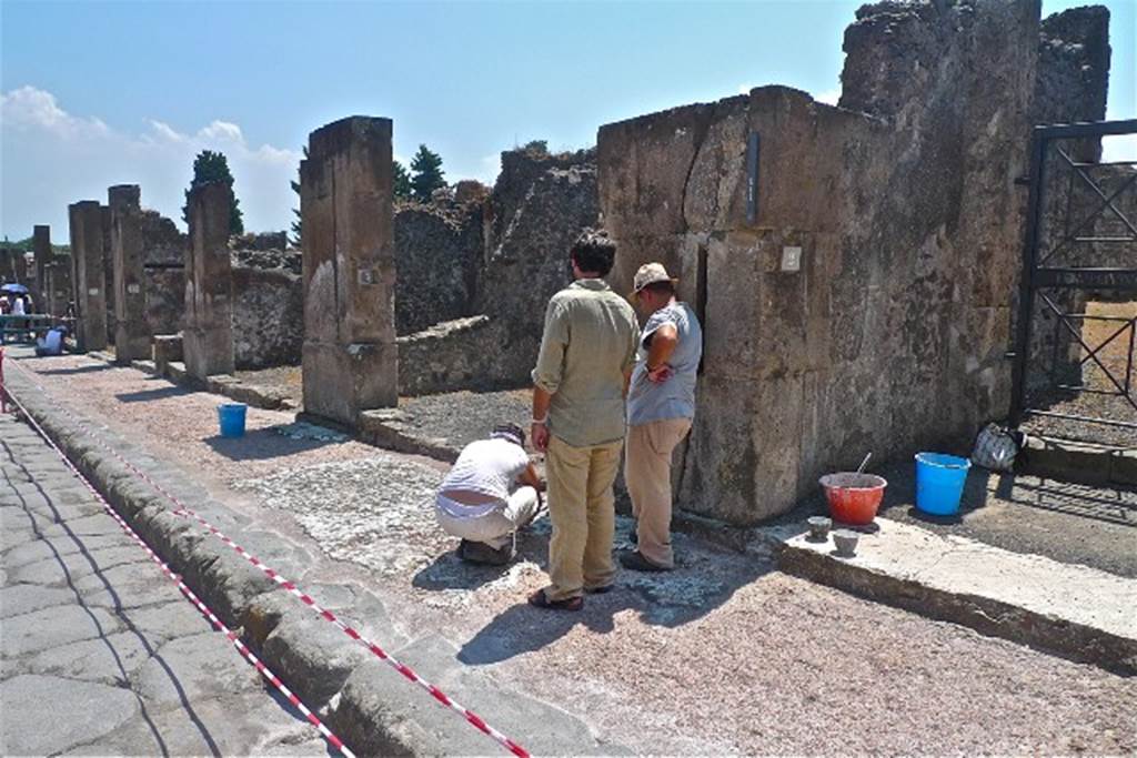 VIII.5.3 Pompeii. July 2010. Entrance doorway on Via dellAbbondanza, looking east from outside VIII.5.2. Photo courtesy of Michael Binns.