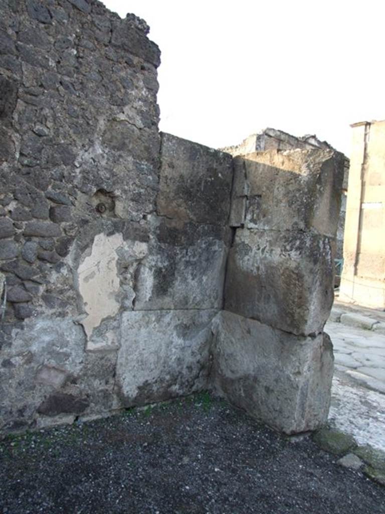 VIII.5.3 Pompeii.  Shop.  December 2007.   Rear of west side entrance pillar.