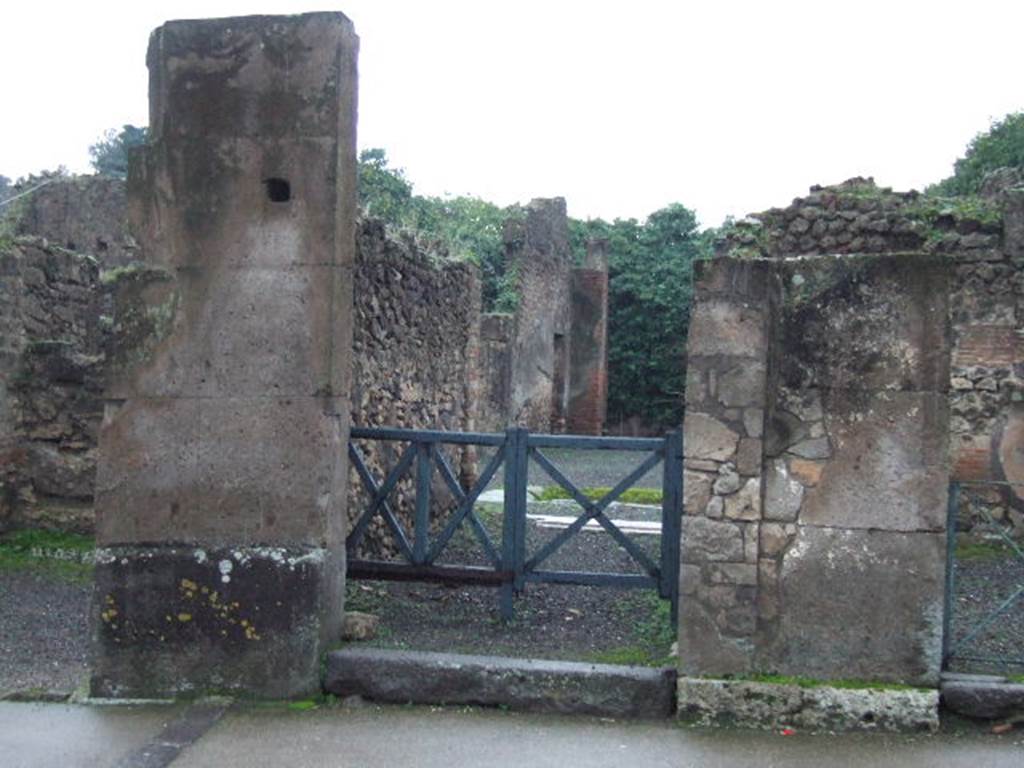 VIII.5.9 Pompeii.  December 2005. Entrance.