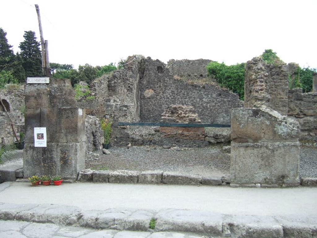 VIII.5.11.  Pompeii.  Shop.  May 2006.  Entrance.