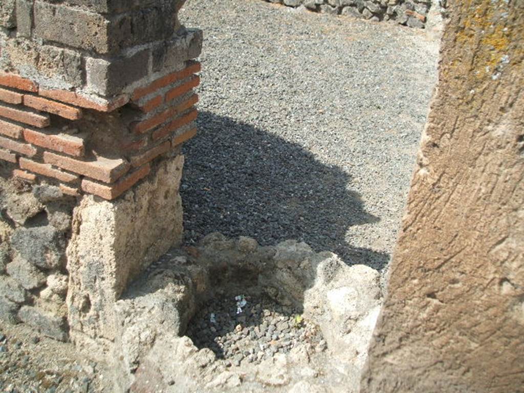 Well/cistern-mouth in west wall shared between VIII.5.10 and VIII.5.11, Pompeii. May 2005. Looking west.