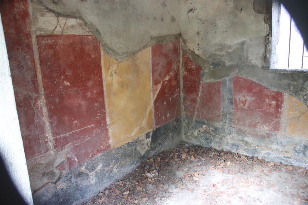 VIII.5.15 Pompeii. October 2023. Room 9, west wall and north-west corner of cubiculum. Photo courtesy of Klaus Heese.