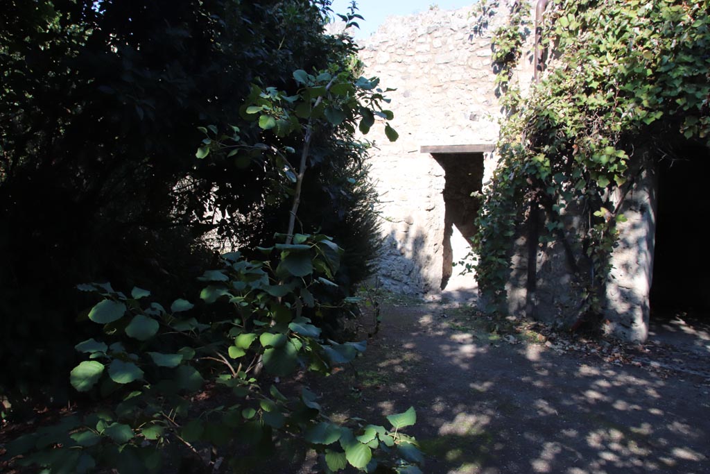 VIII.5.15 Pompeii. October 2022. Doorway to room 8 in north wall, in centre. Photo courtesy of Klaus Heese. 

