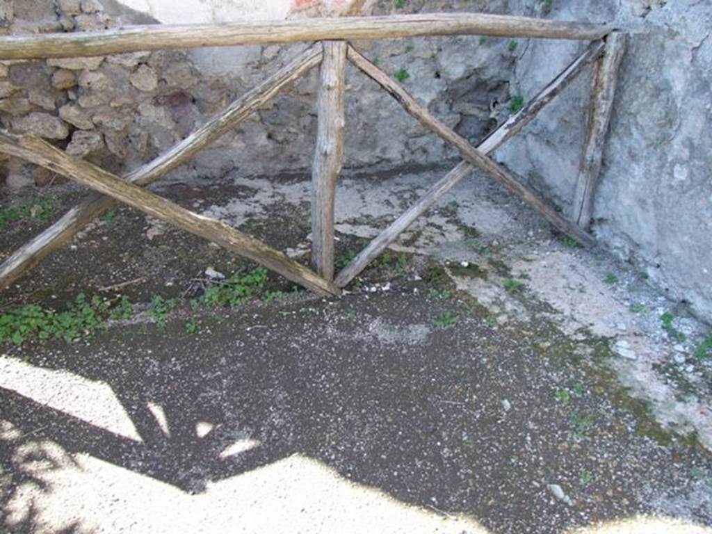 VIII.5.15 Pompeii. March 2009. Room 2, flooring of triclinium in north-west corner.