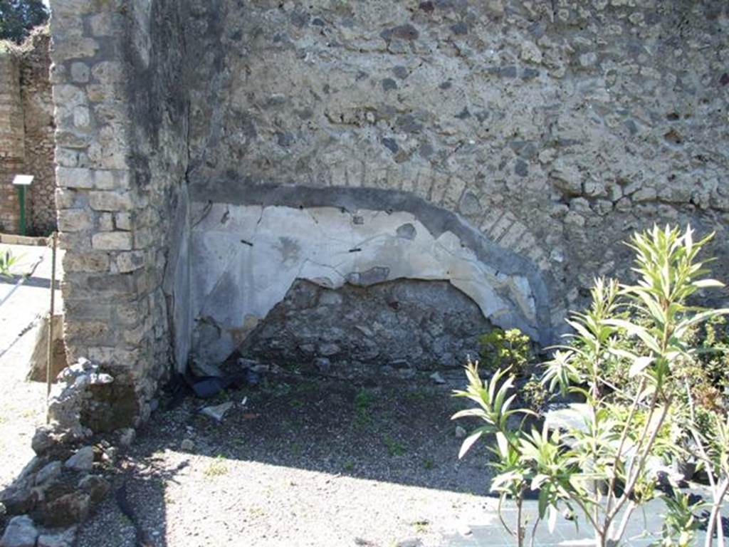 VIII.5.16 Pompeii.  March 2009.  Room 1, Large Triclinium.  West wall, south west corner.