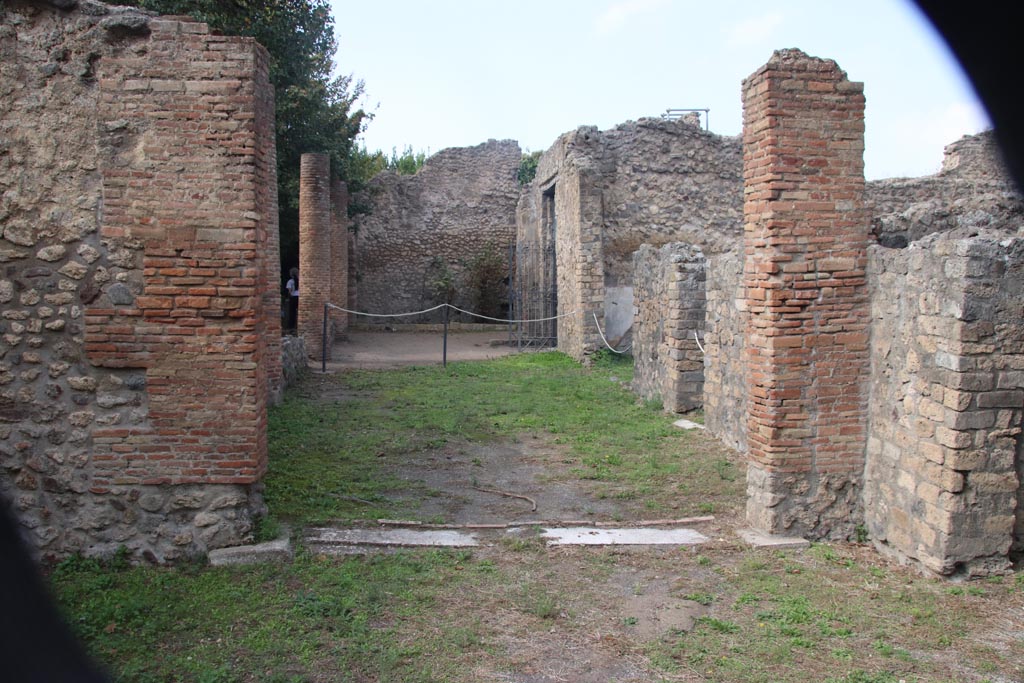 VIII.5.16 Pompeii. October 2023. Looking west along north portico. Photo courtesy of Klaus Heese.