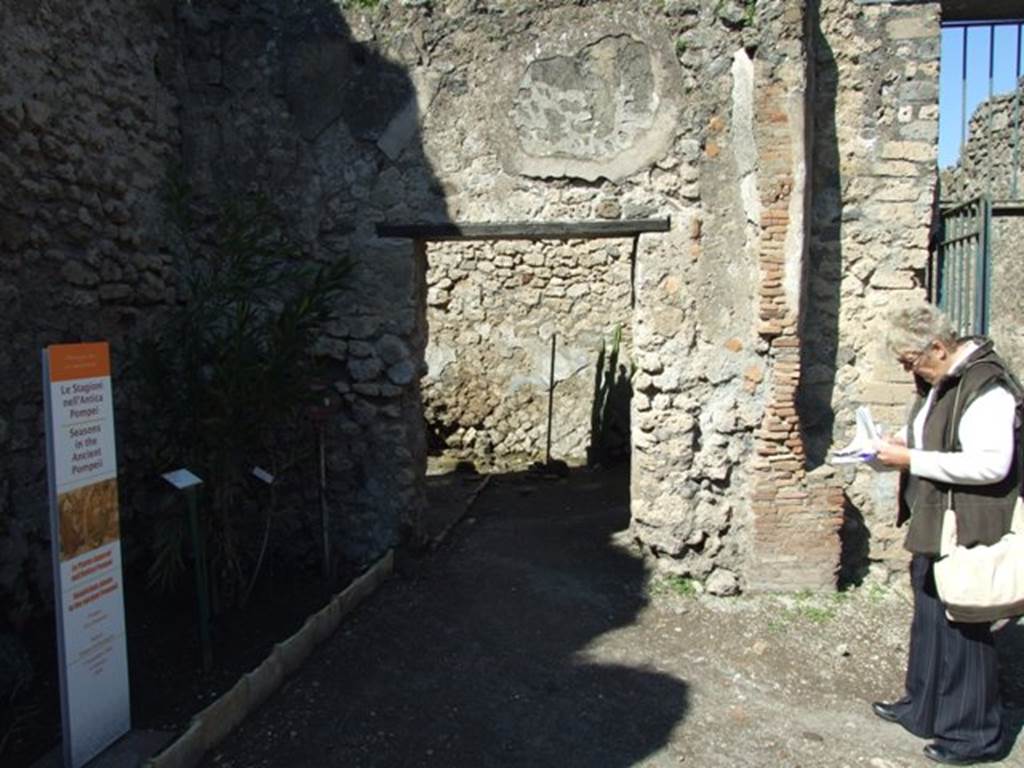 VIII.5.16 Pompeii.  March 2009.  North Portico, looking north to doorway to VIII.5.15 and entrance.