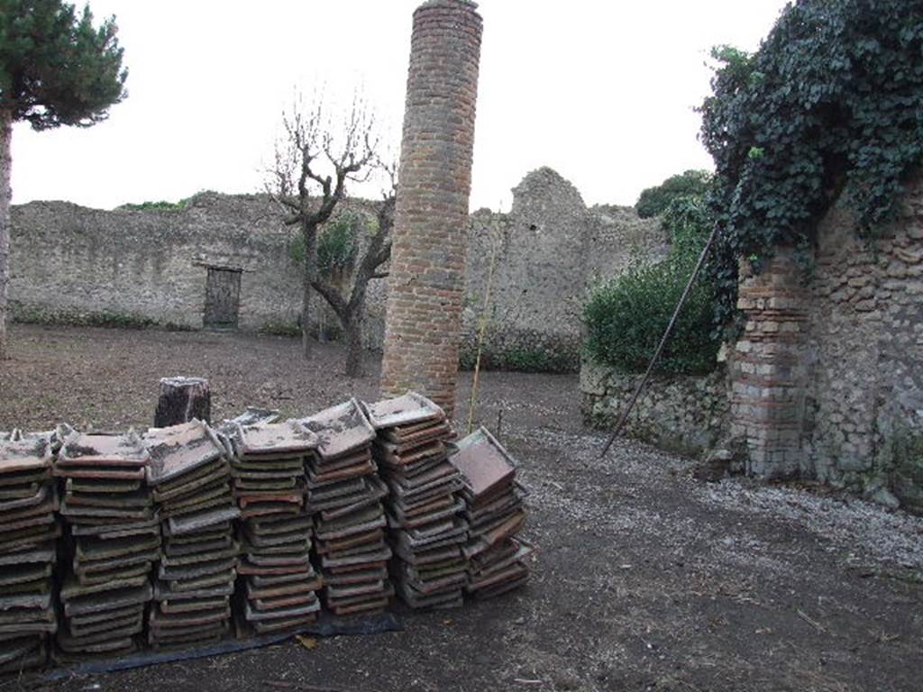 VIII.5.16 Pompeii. December 2006.  North Portico, looking south to VIII.5.38