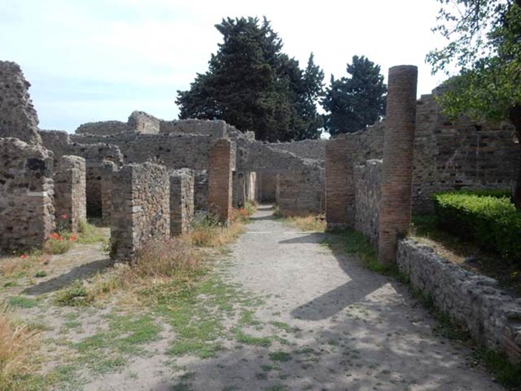 VIII.5.16 Pompeii. May 2017. Looking east along north portico. Photo courtesy of Buzz Ferebee.
