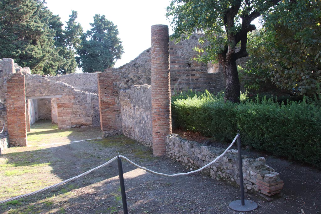 VIII.5.16 Pompeii. October 2022. Looking south-east along portico. Photo courtesy of Klaus Heese. 