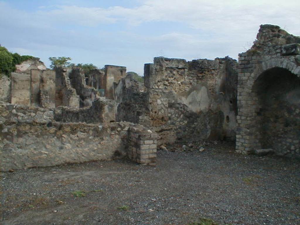 VIII.5.17 Pompeii. September 2004. Looking north towards VIII.5.20 entrance on Via dellAbbondanza.