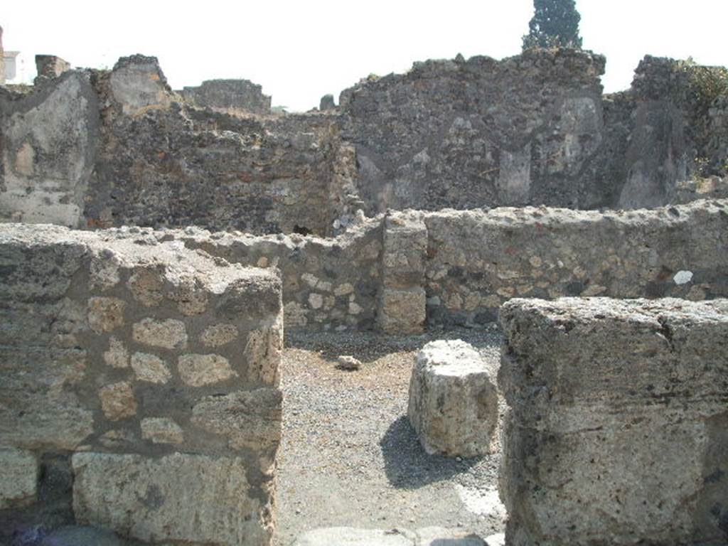 VIII.5.18 Pompeii.  Small dwelling with Shop.  May 2005.  Entrance.