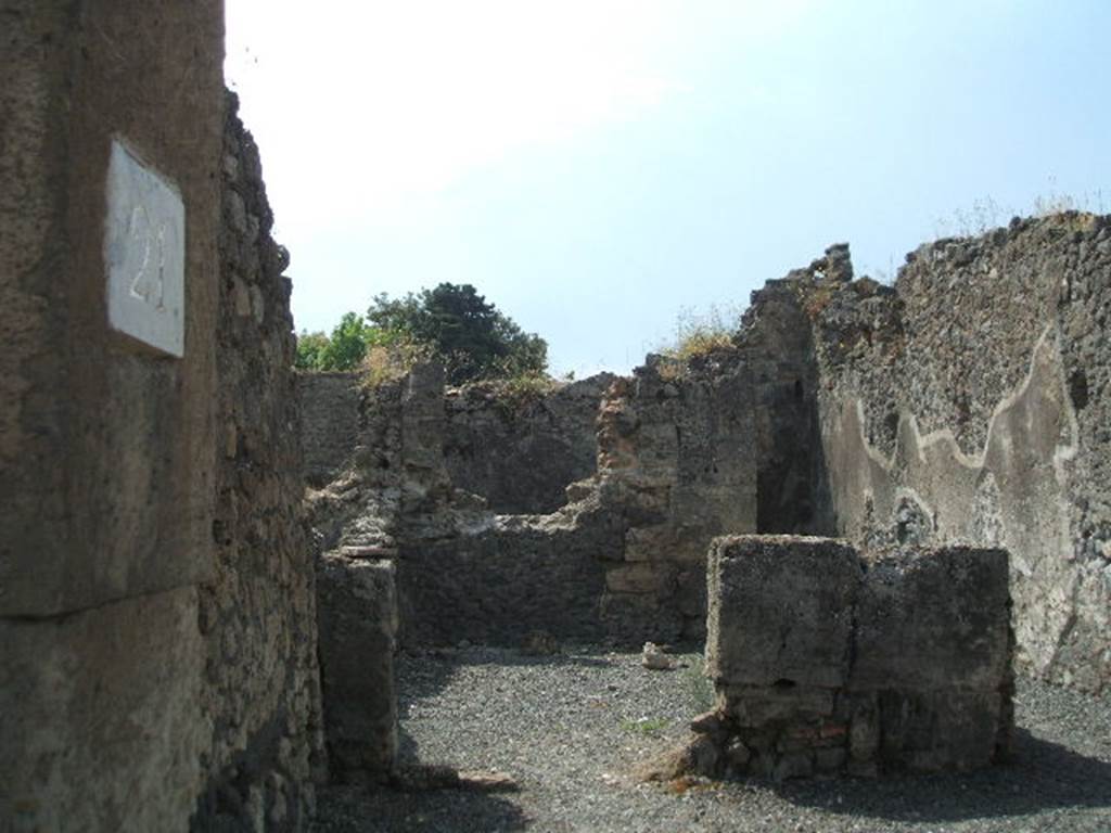 VIII.5.21 Pompeii. May 2005. Rear room on south-east of shop, according to Eschebach this room was a triclinium. See Eschebach, L., 1993. Gebudeverzeichnis und Stadtplan der antiken Stadt Pompeji. Kln: Bhlau. (p.382)
