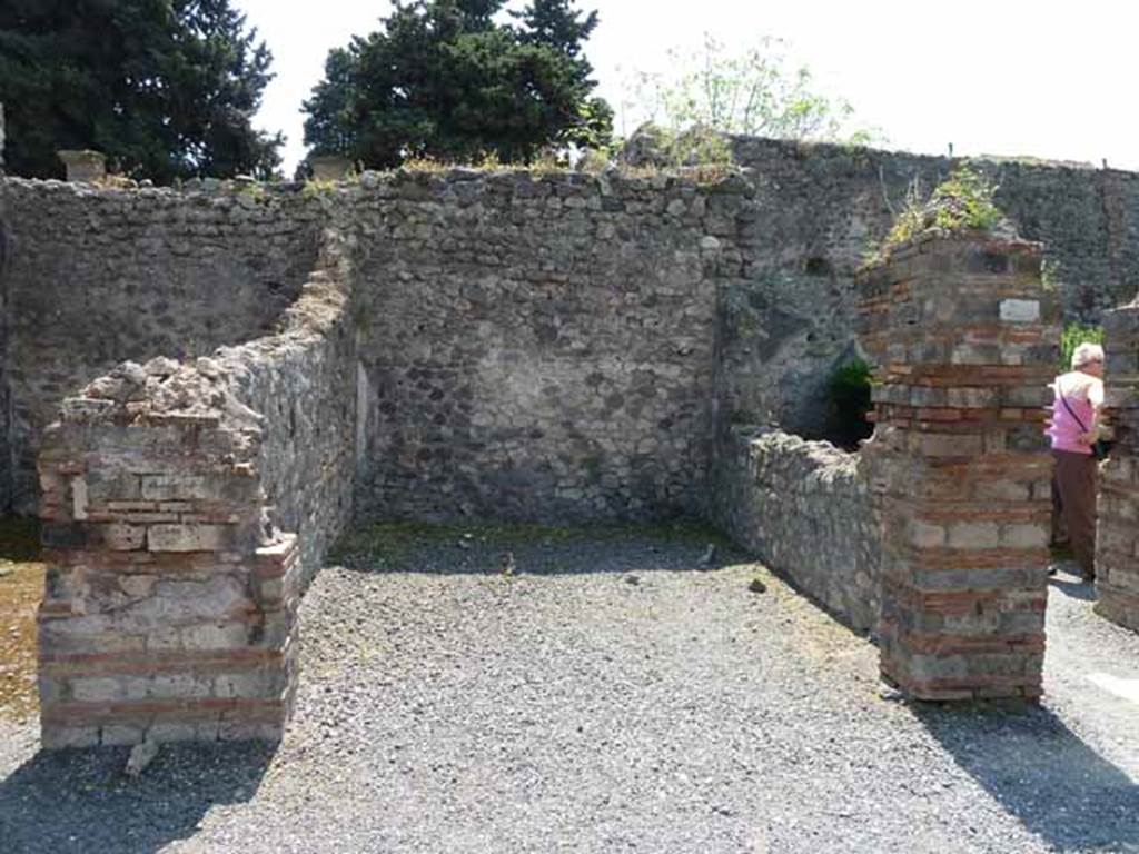 VIII.5.24 Pompeii. May 2010. Room 2, tablinum. Looking south.