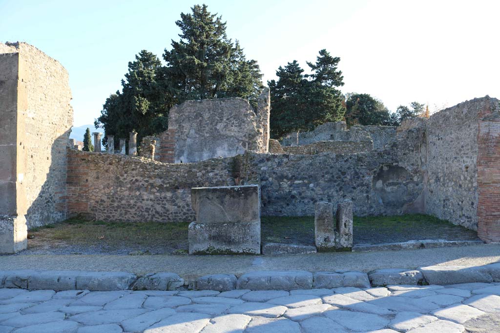 VIII.5.27 Pompeii, on left, VIII.5.26, in centre, and VIII.5.25, on right. December 2018. 
Looking south to entrance doorways on Via dellAbbondanza. Photo courtesy of Aude Durand.

