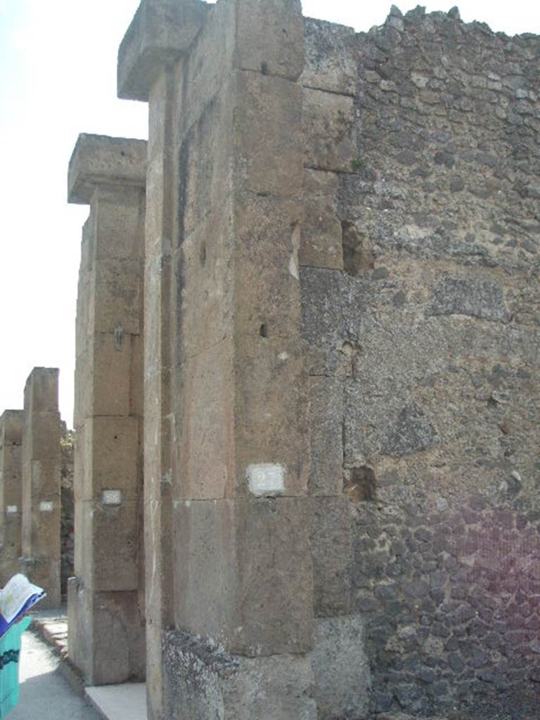 VIII.5.27 Pompeii. May 2005. Entrance and east wall of shop. Looking east to grand doorway of VIII.5.28.