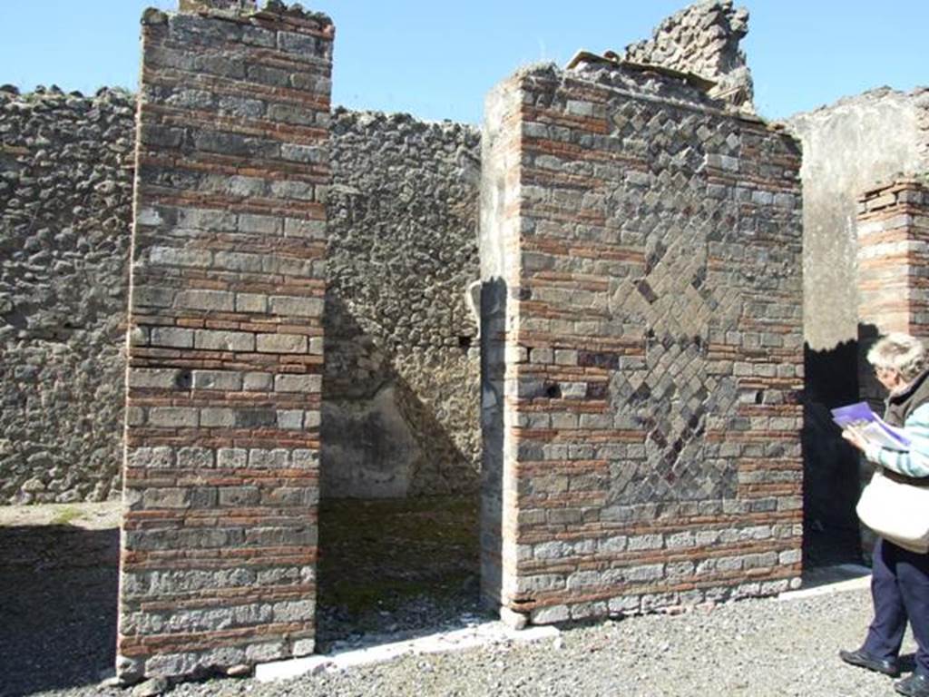 VIII.5.28 Pompeii.  March 2009.  Doorway to Room 7, Oecus.