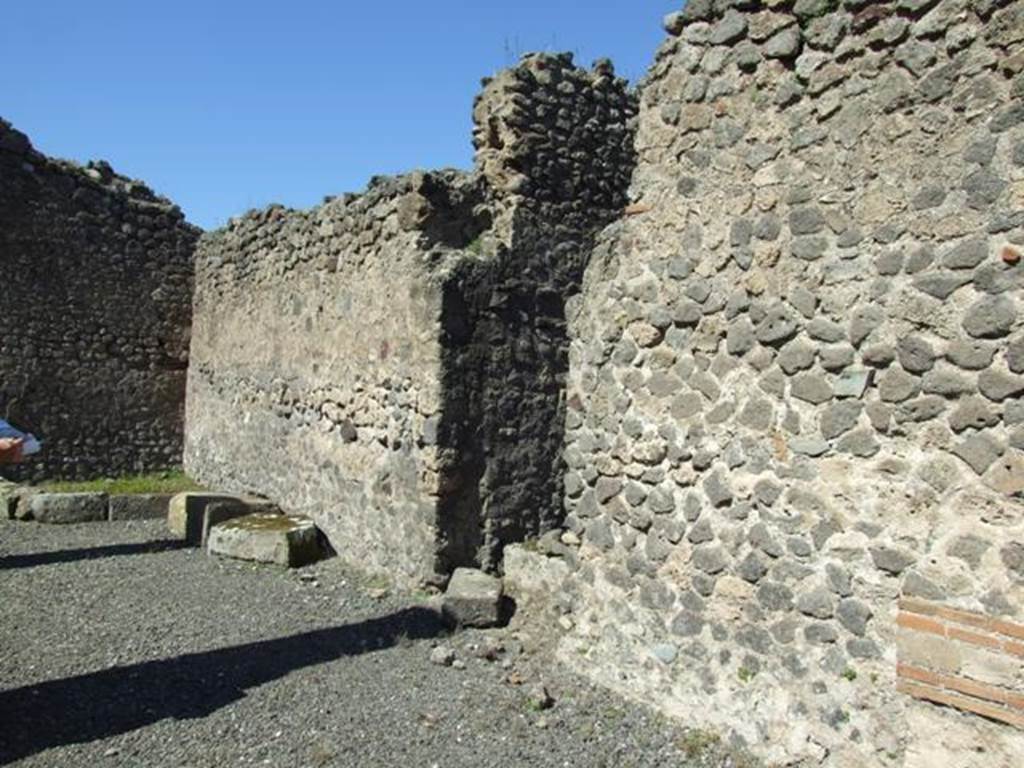 VIII.5.28 Pompeii.  March 2009.  North west corner of North Portico.