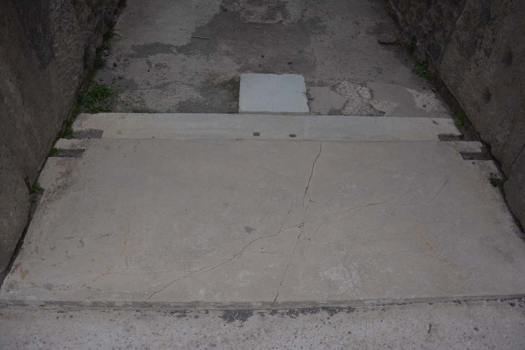 VIII.5.28 Pompeii. October 2017. Looking south across entrance doorway threshold.
Foto Annette Haug, ERC Grant 681269 DÉCOR.

