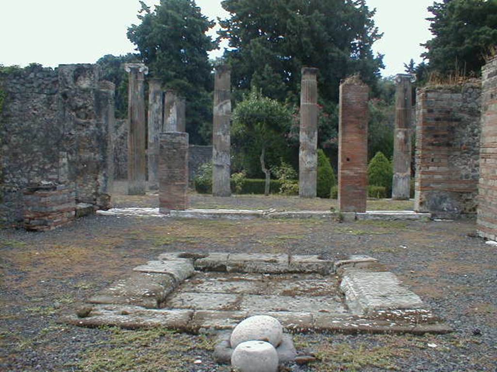 VIII.5.28 Pompeii. September 2004. Atrium, looking south.
For an Essay on the structure of the foundations of this house, 
see Maiuri in Notizie degli Scavi, 1944-45, (p.157-159).
