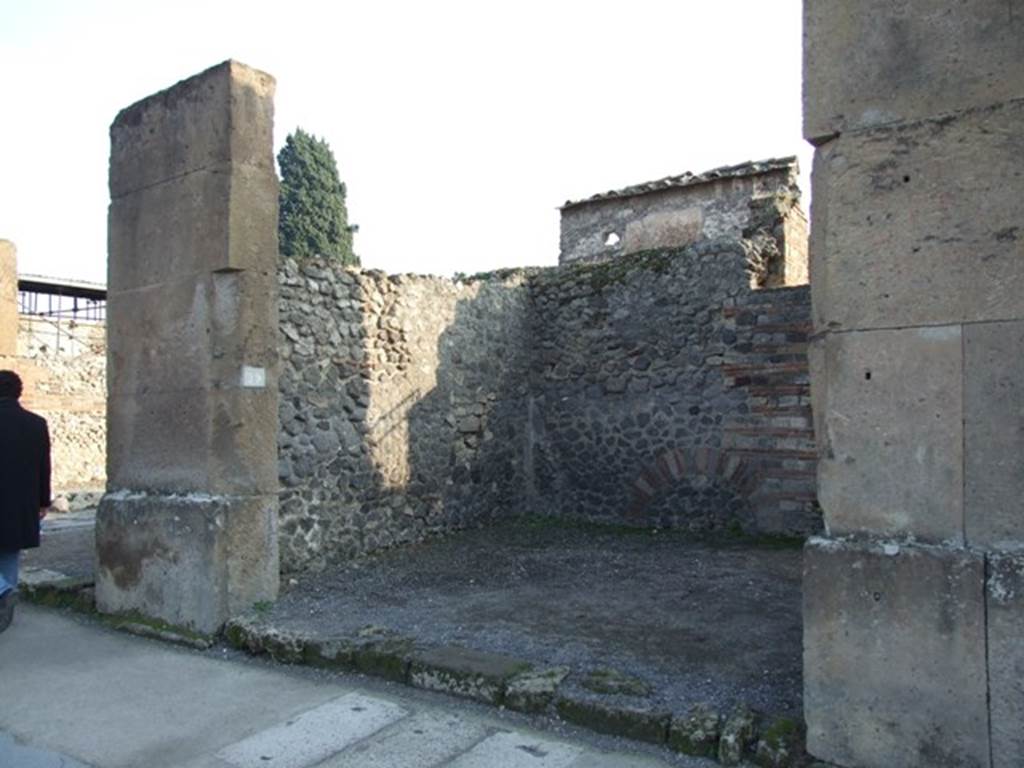 VIII.5.29 Pompeii. December 2007. Entrance.
On the upper two blocks of stone on the left pilaster, between VIII.5.29 and 30, graffiti were found [CIL IV 45a and 45b].  See Varone, A. and Stefani, G., 2009. Titulorum Pictorum Pompeianorum, Rome: Lerma di Bretschneider. (p 369, and Tav XXXIa).  According to Epigraphik-Datenbank Clauss/Slaby (See www.manfredclauss.de) they read as 

N(umerium)  Veium  I[I]
v(irum)  v(irum)  b(onum)  o(ro)  v(os)  co[l(oni)]       [CIL IV 45a = CIL I 1672a1 (p 1017) = ILLRP 01139]
 
Amator(em)  vest(rum) 
faciat(is)  aed(ilem)  M(arcum) 
Ma(rium)         [CIL IV 45b = CIL I 1672a2 (p 1017) = ILLRP 01134]

