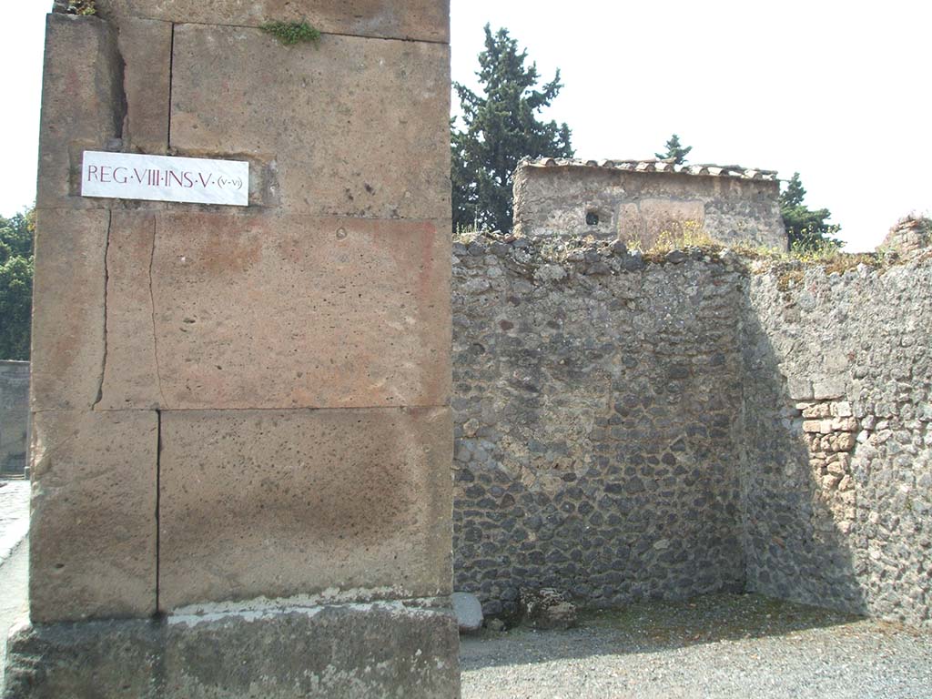 VIII.5.30 Pompeii. May 2005. Looking south towards entrance, from corner pilaster.