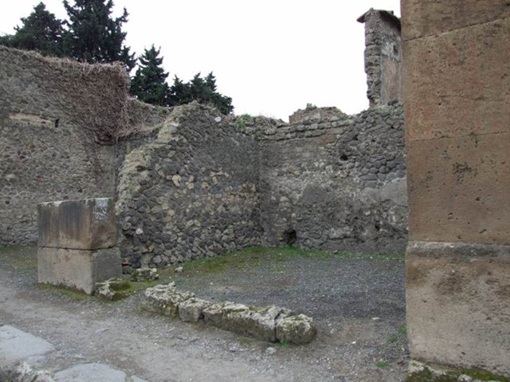 VIII.5.32 Pompeii. December 2007. Entrance.
CIL IV 62 was found on the pilaster on the right side of the photo. (See VIII.5.31)
