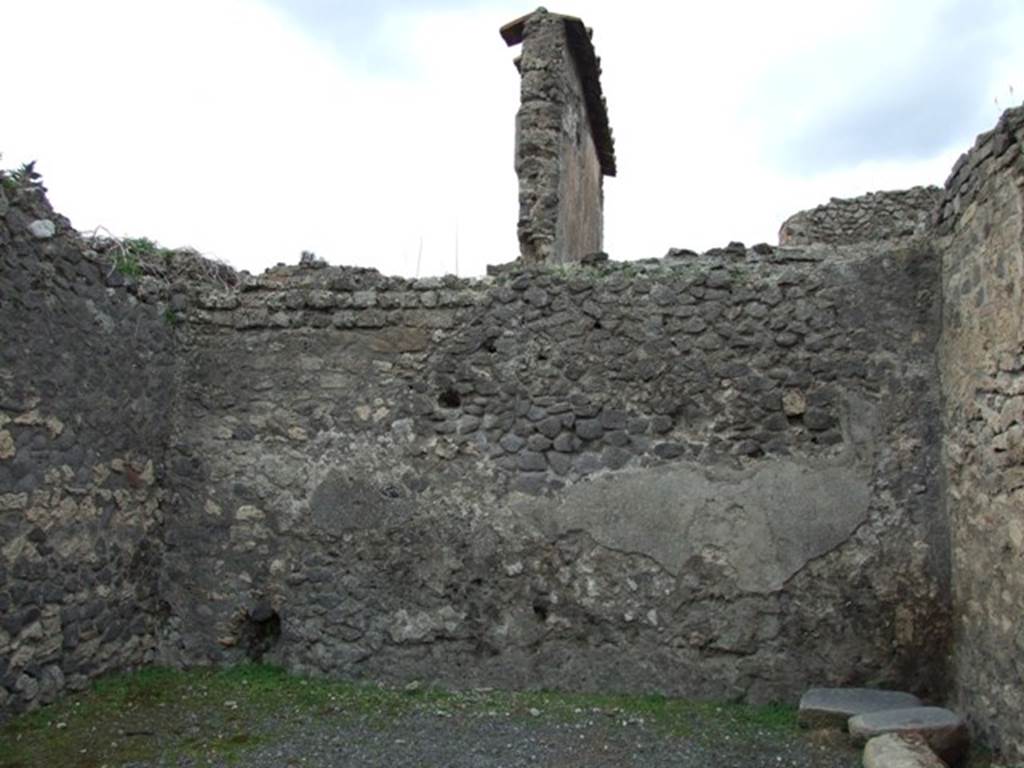 VIII.5.32 Pompeii.  Shop.  December 2007.  West wall.