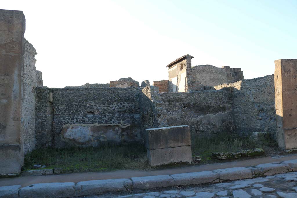 VIII.5.33 Pompeii, on left, and VIII.5.32, on right.  December 2018. Looking west to entrance doorways. Photo courtesy of Aude Durand.