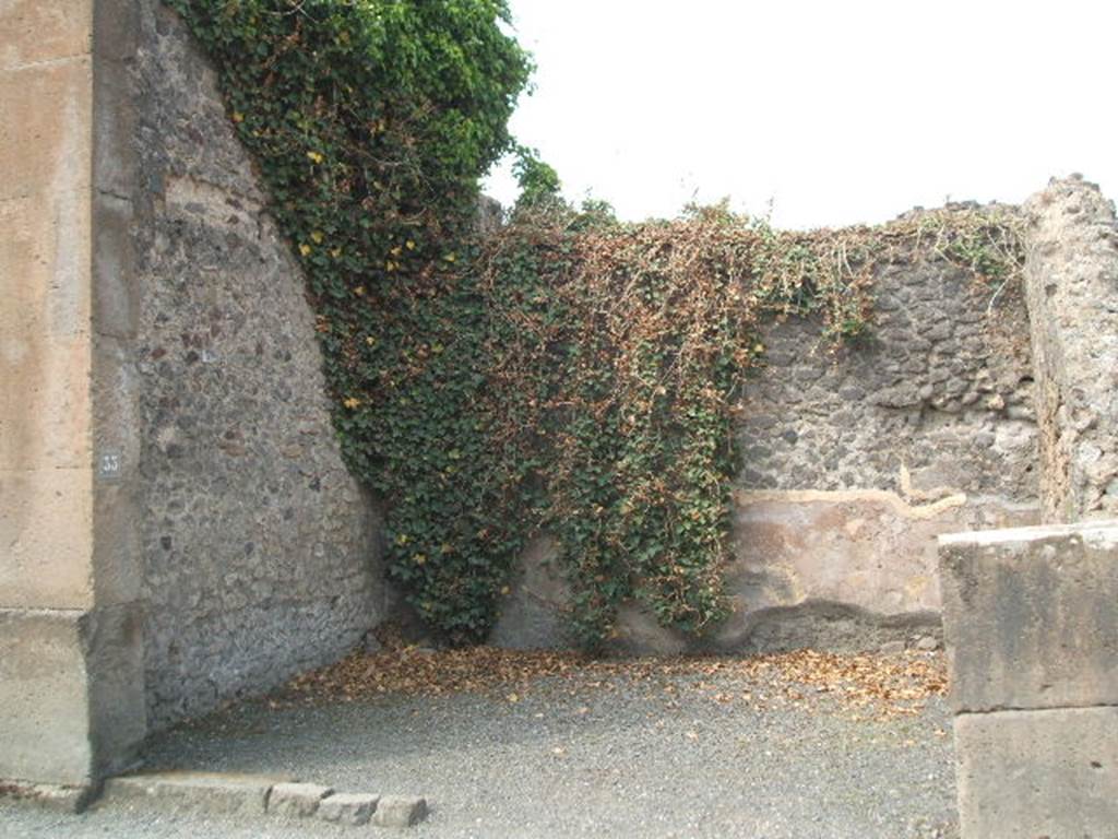 VIII.5.33 Pompeii. May 2005. Looking towards west wall from entrance.