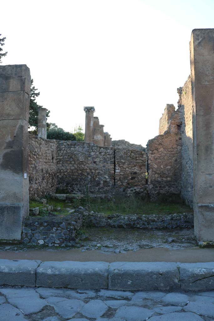 VIII.5.34, Pompeii.  December 2018. 
Looking west to entrance doorway. Photo courtesy of Aude Durand.
