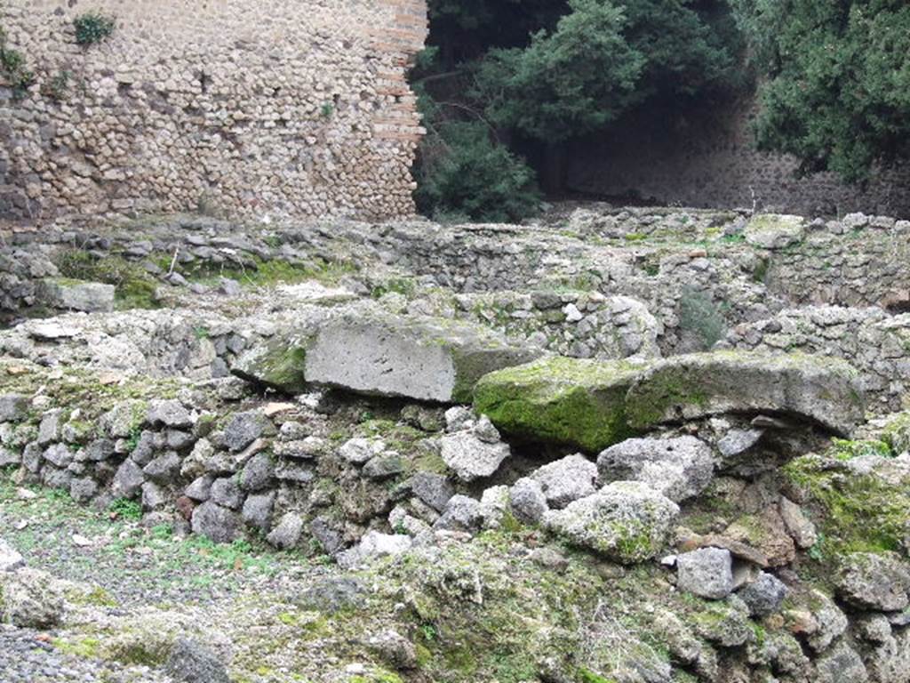 VIII.5.36 Pompeii.  December 2006.  Looking north west from entrance.    