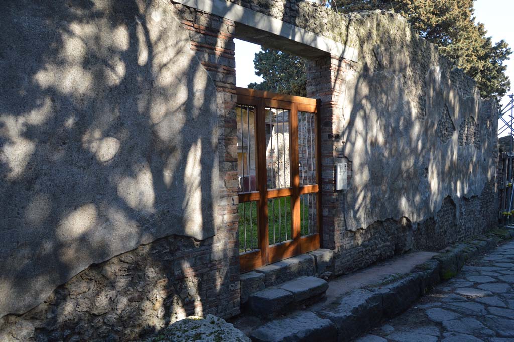 VIII.5.37 Pompeii. March 2019. Looking east on Vicolo delle Pareti Rosse.   
Foto Taylor Lauritsen, ERC Grant 681269 DÉCOR.
